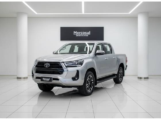 TOYOTA HILUX 2.8 D-4D TURBO DIESEL CD SRX 4X4 AUTOMÁTICO TOYOTA HILUX 2.8 D-4D TURBO DIESEL CD SRX 4X4 AUTOMÁTICO